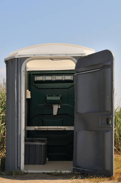 Porta potty delivery and setup in Holyoke, CO